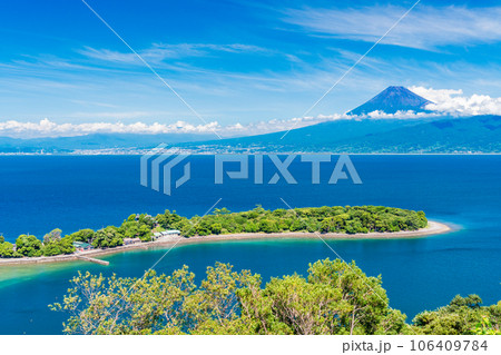 （静岡県）西伊豆・大瀬崎から望む富士山 106409784