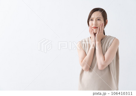 頭痛　体調不良　女性 106410311