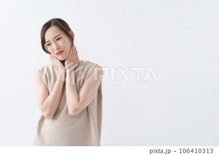 頭痛　体調不良　女性 106410313