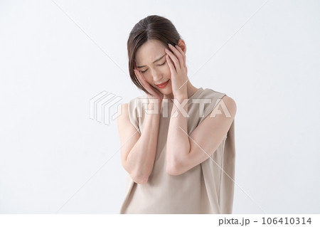 頭痛　体調不良　女性 106410314