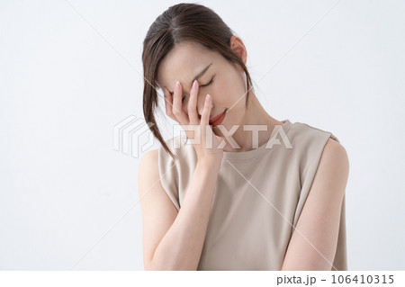 頭痛　体調不良　女性 106410315