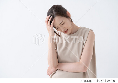 頭痛　体調不良　女性 106410316