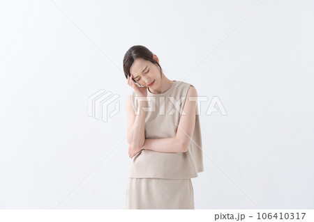 頭痛　体調不良　女性 106410317