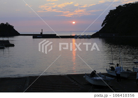 仁科漁港から見た夕陽 106410356