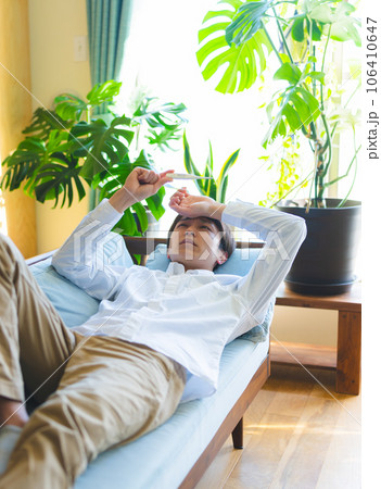 風邪の男性、熱がある男性と体温計 風邪の男性、熱がある男性と体温計 106410647