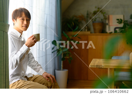 男性はコーヒを飲みながらリラックスしている 男性はコーヒを飲みながらリラックスしている 106410662