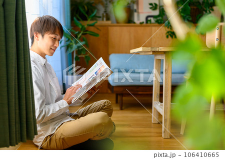雑誌を見る男性 106410665