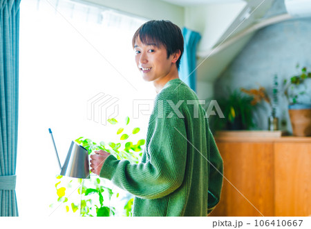観葉植物に水やり 106410667