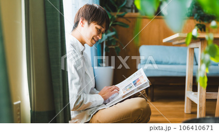 雑誌を見る男性 106410671