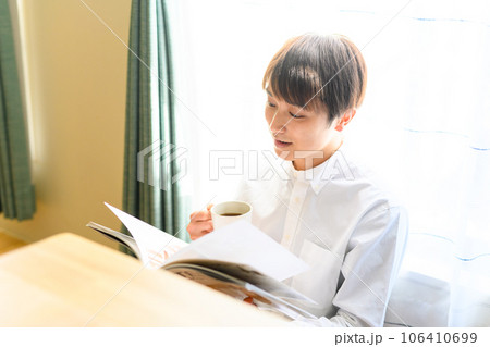 雑誌を見る男性 106410699