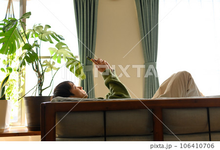 スマートフォンと男性 106410706