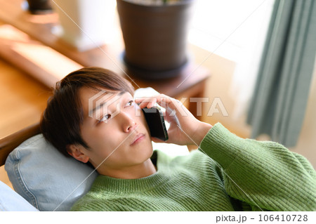 スマートフォンと男性 106410728