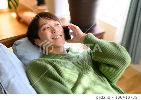 スマートフォンと男性 106410735