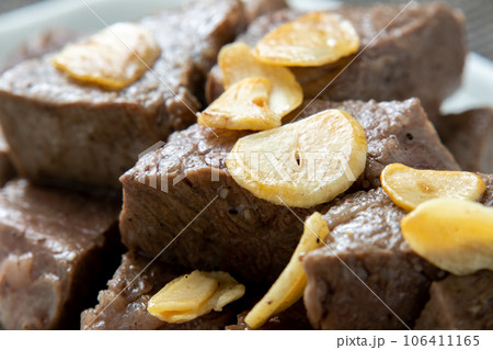 ガーリックサイコロステーキのアップ。 106411165