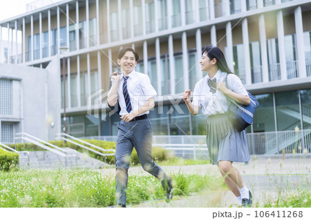 走る高校生 106411268