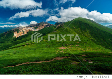 富良野岳分岐からクリアに見えた十勝岳の山頂を望む 106411281