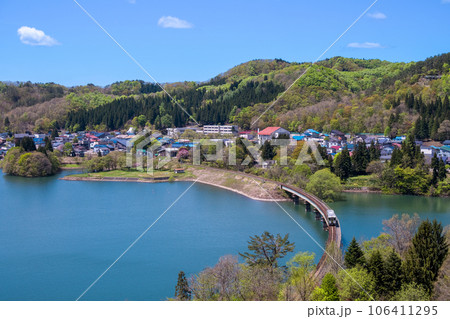 【キハ100系】北上線 ほっとゆだ～ゆだ錦秋湖【新緑】 106411295