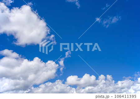 さわやかな青空と白い雲【風景・背景素材】 106411395