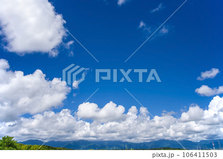 さわやかな青空と白い雲【風景・背景素材】 106411503