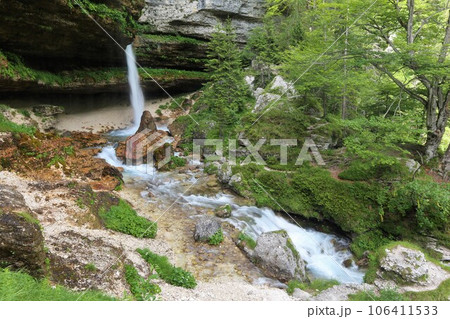 スロベニア、モイストラナのペリクニク滝・上滝 スロベニア、モイストラナのペリクニク滝・上滝 106411533
