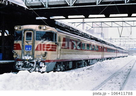 雪の札幌駅に停車中のキハ82系特急北斗 106411788