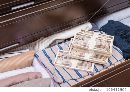 【たんすに隠された札束】 106411903