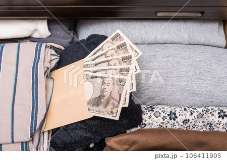 【たんすに隠された封筒入りの一万円札】 106411905