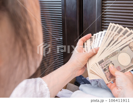 【たんすに一万円札を隠す主婦】 【たんすに一万円札を隠す主婦】 106411911