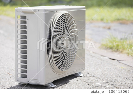 エアコン取り付け工事イメージ 開封したばかりの室外機 エアコン取り付け工事イメージ 開封したばかりの室外機 106412063