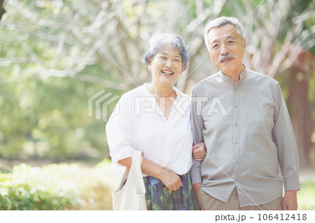 寄り添う笑顔のシニア夫婦 106412418