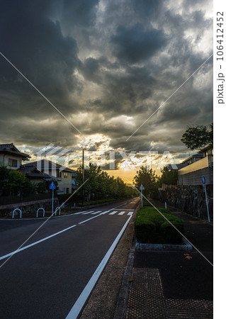 2023夏　奈良市街地の空　雲が重なり怪しく光る夕焼け空① 106412452