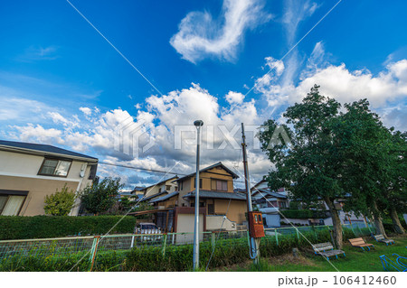 2023夏 奈良市街地の空 公園の街路樹と住宅街の頭上に広がった夏空 2023夏 奈良市街地の空 公園の街路樹と住宅街の頭上に広がった夏空 106412460