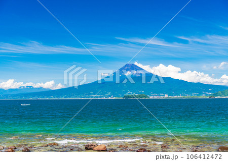 （静岡県）西伊豆の海岸から、夏の富士山 106412472