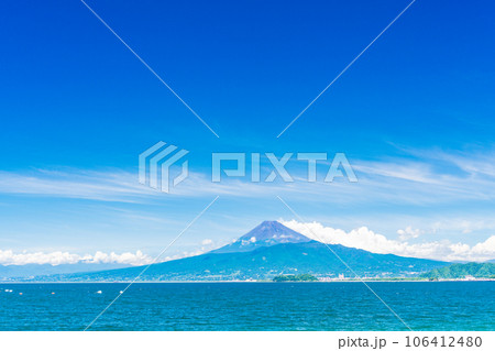 (静岡県)西伊豆の海岸から、夏の富士山 (静岡県)西伊豆の海岸から、夏の富士山 106412480