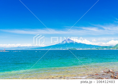 （静岡県）西伊豆の海岸から、夏の富士山 106412483