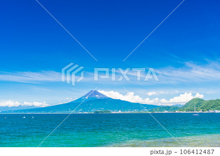 （静岡県）西伊豆の海岸から、夏の富士山 106412487