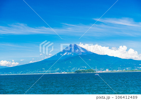 （静岡県）西伊豆の海岸から、夏の富士山 106412489