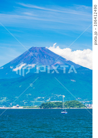 (静岡県)西伊豆の海岸から、夏の富士山 (静岡県)西伊豆の海岸から、夏の富士山 106412490