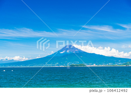 （静岡県）西伊豆の海岸から、夏の富士山 106412492
