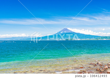 （静岡県）西伊豆の海岸から、夏の富士山 106412493