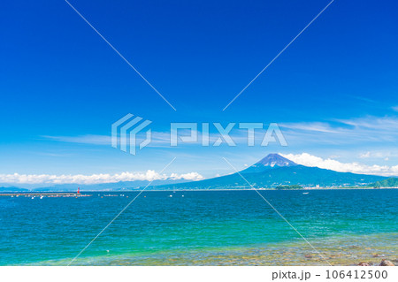 （静岡県）西伊豆の海岸から、夏の富士山 106412500