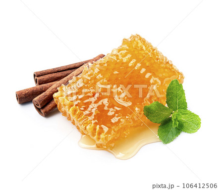 Honeycomb with cinnamon and mint on white backgrounds 106412506
