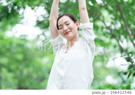 森林浴　緑　女性　美容 106412546