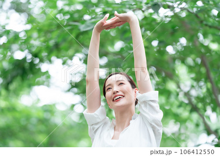 森林浴　緑　女性　美容 106412550