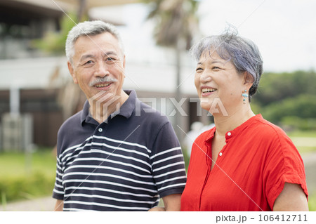 旅行を楽しむシニアの夫婦 106412711