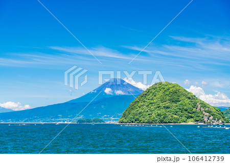 （静岡県）西伊豆の内浦湾から、夏の富士山 106412739