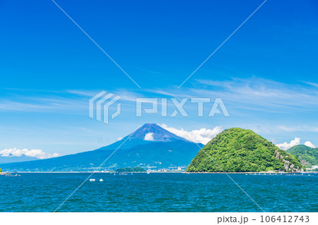 （静岡県）西伊豆の内浦湾から、夏の富士山 106412743