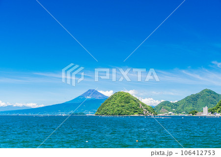 （静岡県）西伊豆の内浦湾から、夏の富士山 106412753