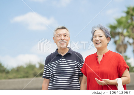 旅行を楽しむシニアの夫婦 106412967