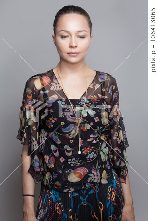 Gold chain necklace on neck of romantic woman Gold chain necklace on neck of romantic woman 106413065